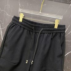 | LOEWE 罗意威 2026春夏新款 侧边刺绣休闲卫裤自带慵懒老钱风的春夏刚需单品,标志性Anagr | LOEWE 罗意威 2026春夏新款 侧边刺绣休闲卫裤自带慵懒老钱风的春夏刚需单品,标志性Anagr