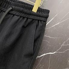| LOEWE 罗意威 2026春夏新款 侧边刺绣休闲卫裤自带慵懒老钱风的春夏刚需单品,标志性Anagr | LOEWE 罗意威 2026春夏新款 侧边刺绣休闲卫裤自带慵懒老钱风的春夏刚需单品,标志性Anagr