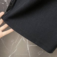 | LOEWE 罗意威 2026春夏新款 侧边刺绣休闲卫裤自带慵懒老钱风的春夏刚需单品,标志性Anagr | LOEWE 罗意威 2026春夏新款 侧边刺绣休闲卫裤自带慵懒老钱风的春夏刚需单品,标志性Anagr