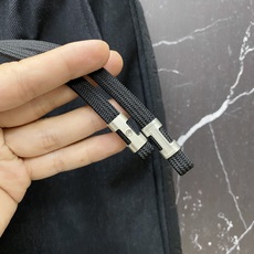 | LOEWE 罗意威 2026春夏新款 侧边刺绣休闲卫裤自带慵懒老钱风的春夏刚需单品,标志性Anagr | LOEWE 罗意威 2026春夏新款 侧边刺绣休闲卫裤自带慵懒老钱风的春夏刚需单品,标志性Anagr