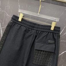 | LOEWE 罗意威 2026春夏新款 侧边刺绣休闲卫裤自带慵懒老钱风的春夏刚需单品,标志性Anagr | LOEWE 罗意威 2026春夏新款 侧边刺绣休闲卫裤自带慵懒老钱风的春夏刚需单品,标志性Anagr