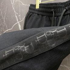 | LOEWE 罗意威 2026春夏新款 侧边刺绣休闲卫裤自带慵懒老钱风的春夏刚需单品,标志性Anagr | LOEWE 罗意威 2026春夏新款 侧边刺绣休闲卫裤自带慵懒老钱风的春夏刚需单品,标志性Anagr