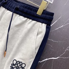 | LOEWE 罗意威 2026春夏新款 撞色织带休闲卫裤自带慵懒老钱风的春夏刚需单品,侧边撞色织带+标 | LOEWE 罗意威 2026春夏新款 撞色织带休闲卫裤自带慵懒老钱风的春夏刚需单品,侧边撞色织带+标