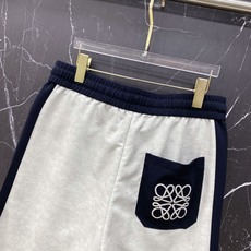 | LOEWE 罗意威 2026春夏新款 撞色织带休闲卫裤自带慵懒老钱风的春夏刚需单品,侧边撞色织带+标 | LOEWE 罗意威 2026春夏新款 撞色织带休闲卫裤自带慵懒老钱风的春夏刚需单品,侧边撞色织带+标