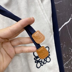 | LOEWE 罗意威 2026春夏新款 撞色织带休闲卫裤自带慵懒老钱风的春夏刚需单品,侧边撞色织带+标 | LOEWE 罗意威 2026春夏新款 撞色织带休闲卫裤自带慵懒老钱风的春夏刚需单品,侧边撞色织带+标