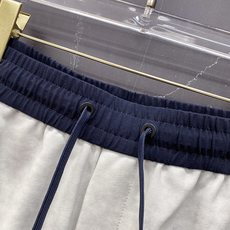 | LOEWE 罗意威 2026春夏新款 撞色织带休闲卫裤自带慵懒老钱风的春夏刚需单品,侧边撞色织带+标 | LOEWE 罗意威 2026春夏新款 撞色织带休闲卫裤自带慵懒老钱风的春夏刚需单品,侧边撞色织带+标
