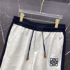 | LOEWE 罗意威 2026春夏新款 撞色织带休闲卫裤自带慵懒老钱风的春夏刚需单品,侧边撞色织带+标 | LOEWE 罗意威 2026春夏新款 撞色织带休闲卫裤自带慵懒老钱风的春夏刚需单品,侧边撞色织带+标