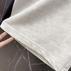 | LOEWE 罗意威 2026春夏新款 撞色织带休闲卫裤自带慵懒老钱风的春夏刚需单品,侧边撞色织带+标 | LOEWE 罗意威 2026春夏新款 撞色织带休闲卫裤自带慵懒老钱风的春夏刚需单品,侧边撞色织带+标