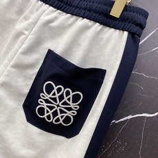 | LOEWE 罗意威 2026春夏新款 撞色织带休闲卫裤自带慵懒老钱风的春夏刚需单品,侧边撞色织带+标 | LOEWE 罗意威 2026春夏新款 撞色织带休闲卫裤自带慵懒老钱风的春夏刚需单品,侧边撞色织带+标