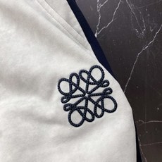 | LOEWE 罗意威 2026春夏新款 撞色织带休闲卫裤自带慵懒老钱风的春夏刚需单品,侧边撞色织带+标 | LOEWE 罗意威 2026春夏新款 撞色织带休闲卫裤自带慵懒老钱风的春夏刚需单品,侧边撞色织带+标