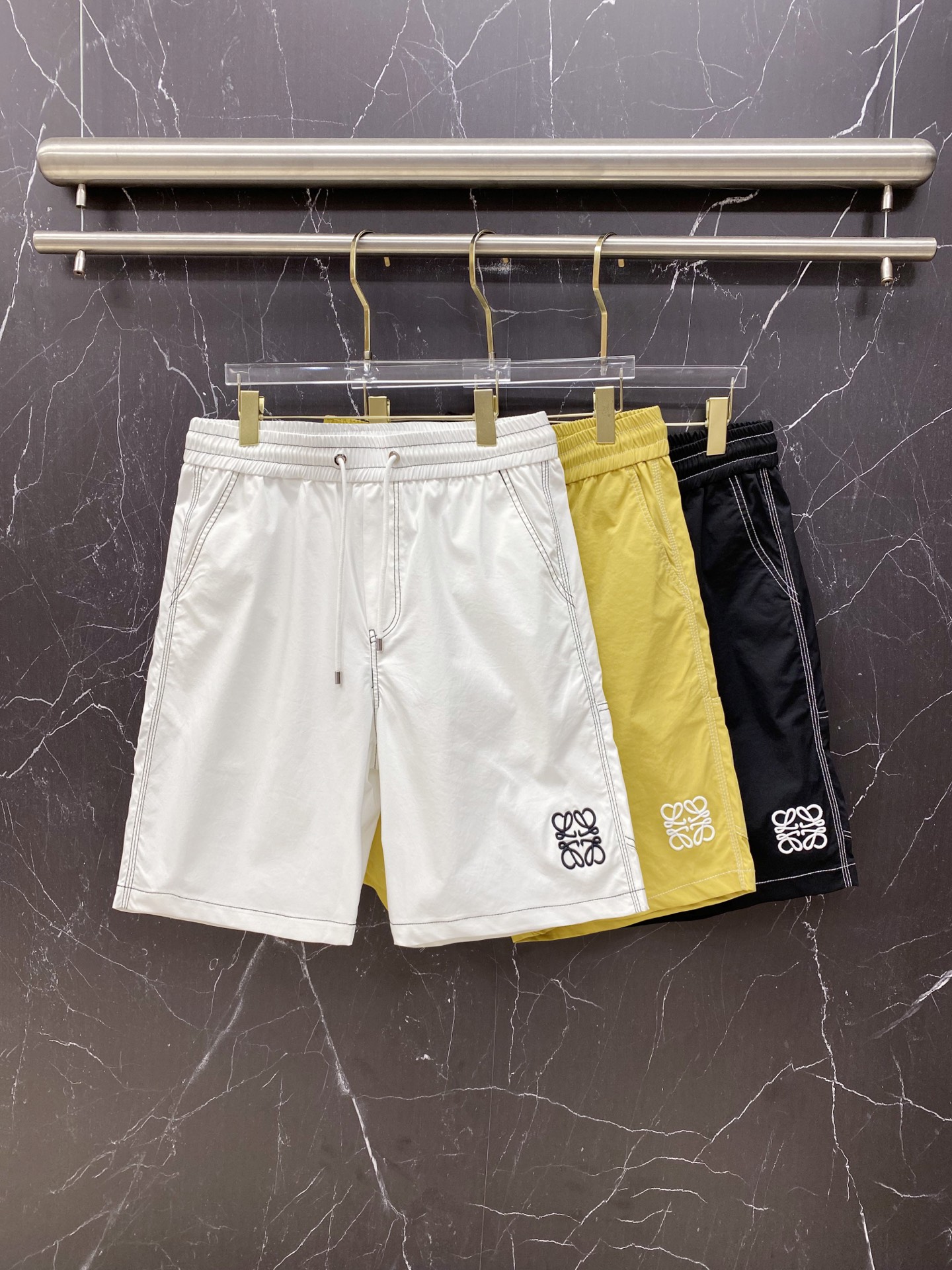 | LOEWE 罗意威 2026春夏新款 明线刺绣休闲短裤自带清爽松弛感的春夏刚需单品，撞色明线勾勒轮廓