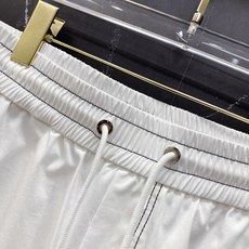 | LOEWE 罗意威 2026春夏新款 明线刺绣休闲短裤自带清爽松弛感的春夏刚需单品,撞色明线勾勒轮廓 | LOEWE 罗意威 2026春夏新款 明线刺绣休闲短裤自带清爽松弛感的春夏刚需单品,撞色明线勾勒轮廓