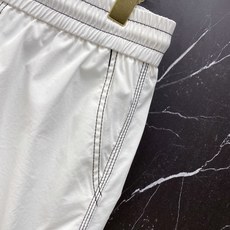 | LOEWE 罗意威 2026春夏新款 明线刺绣休闲短裤自带清爽松弛感的春夏刚需单品,撞色明线勾勒轮廓 | LOEWE 罗意威 2026春夏新款 明线刺绣休闲短裤自带清爽松弛感的春夏刚需单品,撞色明线勾勒轮廓