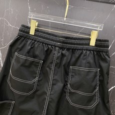 | LOEWE 罗意威 2026春夏新款 明线刺绣休闲短裤自带清爽松弛感的春夏刚需单品,撞色明线勾勒轮廓 | LOEWE 罗意威 2026春夏新款 明线刺绣休闲短裤自带清爽松弛感的春夏刚需单品,撞色明线勾勒轮廓