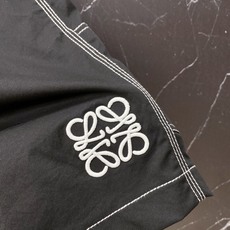 | LOEWE 罗意威 2026春夏新款 明线刺绣休闲短裤自带清爽松弛感的春夏刚需单品,撞色明线勾勒轮廓 | LOEWE 罗意威 2026春夏新款 明线刺绣休闲短裤自带清爽松弛感的春夏刚需单品,撞色明线勾勒轮廓