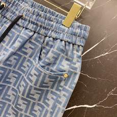 | FENDI 芬迪 2026春夏新款 FF老花牛仔休闲短裤自带复古奢潮氛围的春夏限定款,经典FF老花满 | FENDI 芬迪 2026春夏新款 FF老花牛仔休闲短裤自带复古奢潮氛围的春夏限定款,经典FF老花满