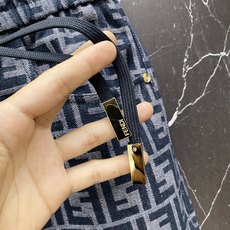 | FENDI 芬迪 2026春夏新款 FF老花牛仔休闲短裤自带复古奢潮氛围的春夏限定款,经典FF老花满 | FENDI 芬迪 2026春夏新款 FF老花牛仔休闲短裤自带复古奢潮氛围的春夏限定款,经典FF老花满