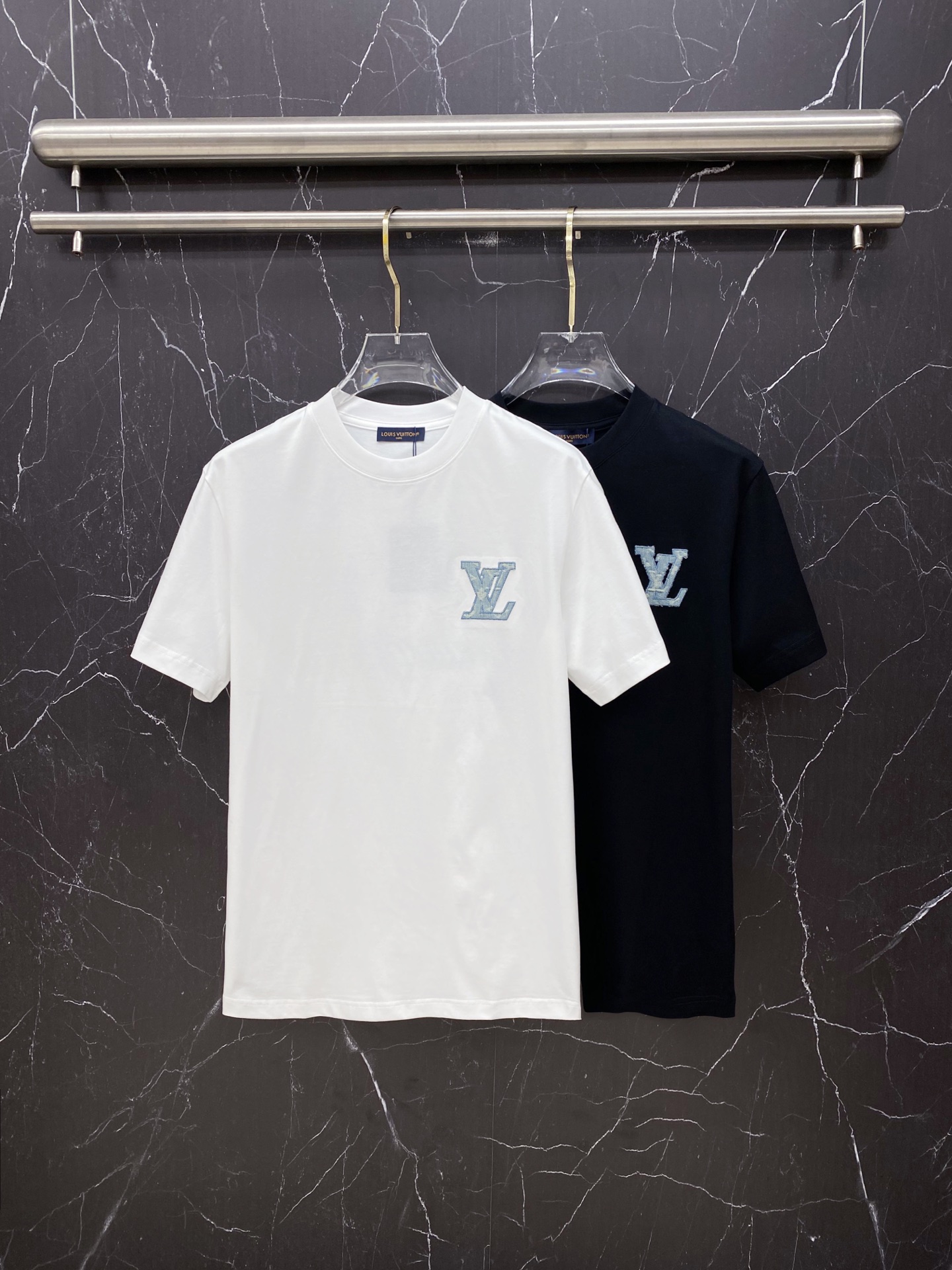 LV🔥春夏爆款｜路易威登LV牛仔刺绣T恤谁懂啊！这件真的是春夏高级感天花板！✅ 胸前牛仔质感LV刺绣标，