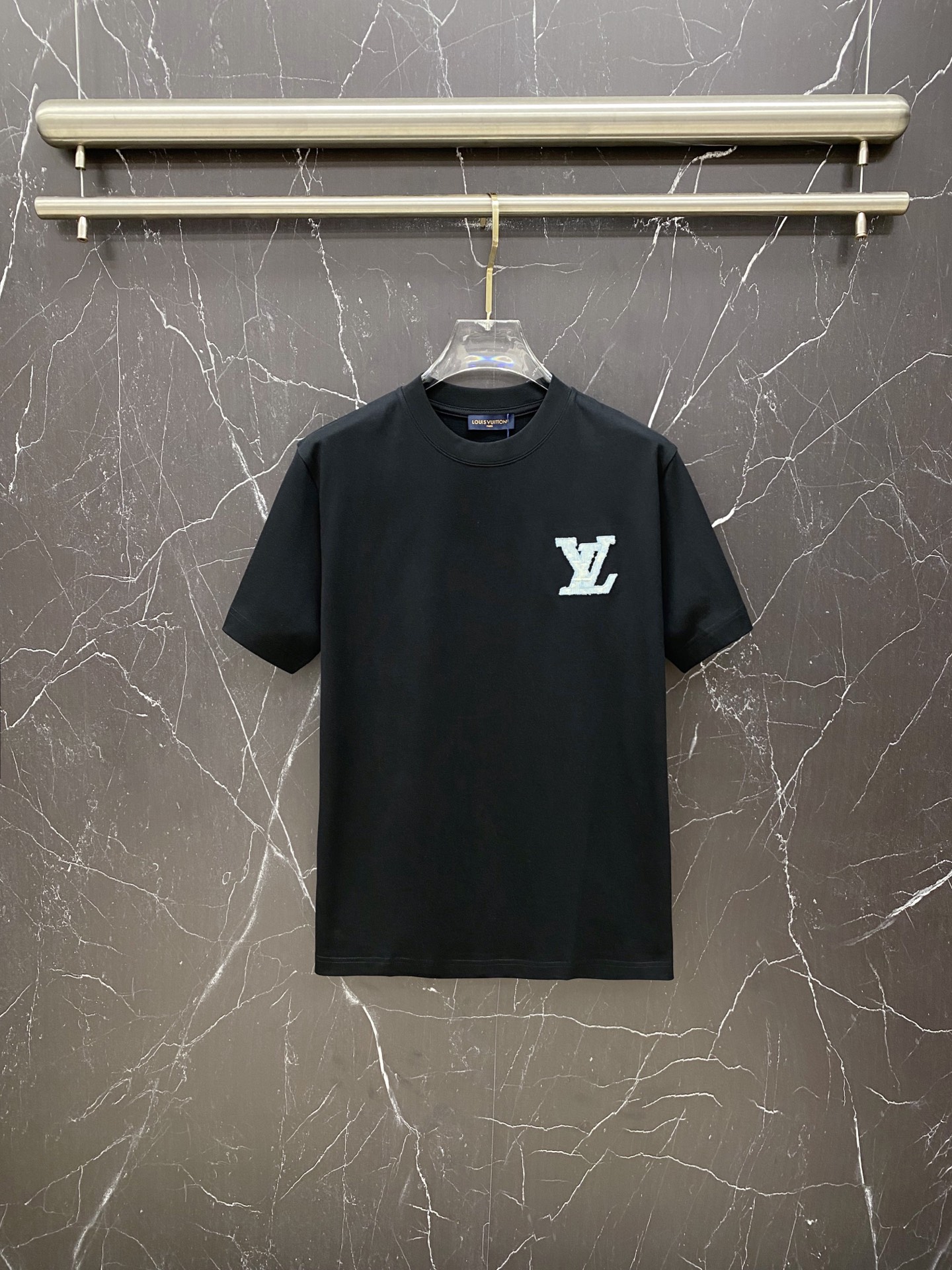 LV🔥春夏爆款｜路易威登LV牛仔刺绣T恤谁懂啊！这件真的是春夏高级感天花板！✅ 胸前牛仔质感LV刺绣标，