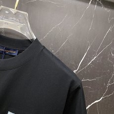 LV🔥春夏爆款|路易威登LV牛仔刺绣T恤谁懂啊!这件真的是春夏高级感天花板!✅ 胸前牛仔质感LV刺绣标, LV🔥春夏爆款|路易威登LV牛仔刺绣T恤谁懂啊!这件真的是春夏高级感天花板!✅ 胸前牛仔质感LV刺绣标,