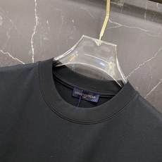 LV🔥春夏爆款|路易威登LV牛仔刺绣T恤谁懂啊!这件真的是春夏高级感天花板!✅ 胸前牛仔质感LV刺绣标, LV🔥春夏爆款|路易威登LV牛仔刺绣T恤谁懂啊!这件真的是春夏高级感天花板!✅ 胸前牛仔质感LV刺绣标,