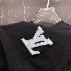 LV🔥春夏爆款|路易威登LV牛仔刺绣T恤谁懂啊!这件真的是春夏高级感天花板!✅ 胸前牛仔质感LV刺绣标, LV🔥春夏爆款|路易威登LV牛仔刺绣T恤谁懂啊!这件真的是春夏高级感天花板!✅ 胸前牛仔质感LV刺绣标,