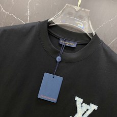 LV🔥春夏爆款|路易威登LV牛仔刺绣T恤谁懂啊!这件真的是春夏高级感天花板!✅ 胸前牛仔质感LV刺绣标, LV🔥春夏爆款|路易威登LV牛仔刺绣T恤谁懂啊!这件真的是春夏高级感天花板!✅ 胸前牛仔质感LV刺绣标,
