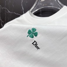 Dior 迪奥🔥春夏爆款|Dior幸运四叶草T恤谁懂啊!这件真的是春夏氛围感天花板!✅ 满布刺绣四叶草设 Dior 迪奥🔥春夏爆款|Dior幸运四叶草T恤谁懂啊!这件真的是春夏氛围感天花板!✅ 满布刺绣四叶草设