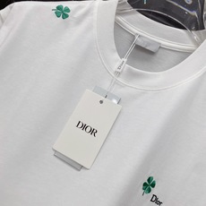Dior 迪奥🔥春夏爆款|Dior幸运四叶草T恤谁懂啊!这件真的是春夏氛围感天花板!✅ 满布刺绣四叶草设 Dior 迪奥🔥春夏爆款|Dior幸运四叶草T恤谁懂啊!这件真的是春夏氛围感天花板!✅ 满布刺绣四叶草设