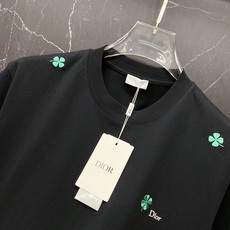 Dior 迪奥🔥春夏爆款|Dior幸运四叶草T恤谁懂啊!这件真的是春夏氛围感天花板!✅ 满布刺绣四叶草设 Dior 迪奥🔥春夏爆款|Dior幸运四叶草T恤谁懂啊!这件真的是春夏氛围感天花板!✅ 满布刺绣四叶草设