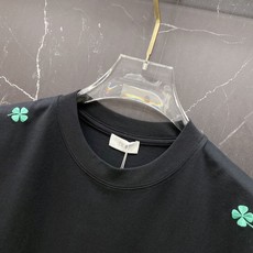 Dior 迪奥🔥春夏爆款|Dior幸运四叶草T恤谁懂啊!这件真的是春夏氛围感天花板!✅ 满布刺绣四叶草设 Dior 迪奥🔥春夏爆款|Dior幸运四叶草T恤谁懂啊!这件真的是春夏氛围感天花板!✅ 满布刺绣四叶草设