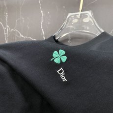 Dior 迪奥🔥春夏爆款|Dior幸运四叶草T恤谁懂啊!这件真的是春夏氛围感天花板!✅ 满布刺绣四叶草设 Dior 迪奥🔥春夏爆款|Dior幸运四叶草T恤谁懂啊!这件真的是春夏氛围感天花板!✅ 满布刺绣四叶草设