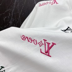 LV🔥春夏爆款|路易威登彩色刺绣T恤谁懂啊!这件真的是春夏氛围感天花板!✅ 满布彩色LV刺绣标,多色设计 LV🔥春夏爆款|路易威登彩色刺绣T恤谁懂啊!这件真的是春夏氛围感天花板!✅ 满布彩色LV刺绣标,多色设计