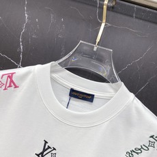 LV🔥春夏爆款|路易威登彩色刺绣T恤谁懂啊!这件真的是春夏氛围感天花板!✅ 满布彩色LV刺绣标,多色设计 LV🔥春夏爆款|路易威登彩色刺绣T恤谁懂啊!这件真的是春夏氛围感天花板!✅ 满布彩色LV刺绣标,多色设计