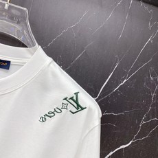LV🔥春夏爆款|路易威登彩色刺绣T恤谁懂啊!这件真的是春夏氛围感天花板!✅ 满布彩色LV刺绣标,多色设计 LV🔥春夏爆款|路易威登彩色刺绣T恤谁懂啊!这件真的是春夏氛围感天花板!✅ 满布彩色LV刺绣标,多色设计