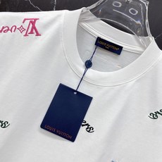 LV🔥春夏爆款|路易威登彩色刺绣T恤谁懂啊!这件真的是春夏氛围感天花板!✅ 满布彩色LV刺绣标,多色设计 LV🔥春夏爆款|路易威登彩色刺绣T恤谁懂啊!这件真的是春夏氛围感天花板!✅ 满布彩色LV刺绣标,多色设计
