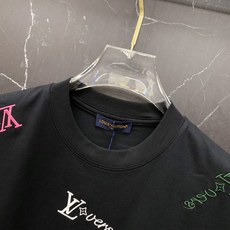 LV🔥春夏爆款|路易威登彩色刺绣T恤谁懂啊!这件真的是春夏氛围感天花板!✅ 满布彩色LV刺绣标,多色设计 LV🔥春夏爆款|路易威登彩色刺绣T恤谁懂啊!这件真的是春夏氛围感天花板!✅ 满布彩色LV刺绣标,多色设计