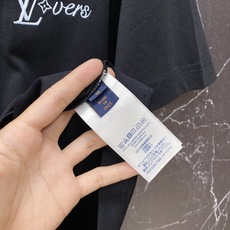 LV🔥春夏爆款|路易威登彩色刺绣T恤谁懂啊!这件真的是春夏氛围感天花板!✅ 满布彩色LV刺绣标,多色设计 LV🔥春夏爆款|路易威登彩色刺绣T恤谁懂啊!这件真的是春夏氛围感天花板!✅ 满布彩色LV刺绣标,多色设计