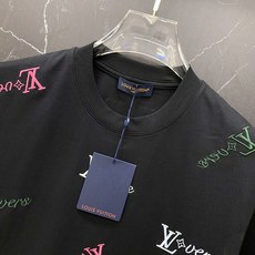LV🔥春夏爆款|路易威登彩色刺绣T恤谁懂啊!这件真的是春夏氛围感天花板!✅ 满布彩色LV刺绣标,多色设计 LV🔥春夏爆款|路易威登彩色刺绣T恤谁懂啊!这件真的是春夏氛围感天花板!✅ 满布彩色LV刺绣标,多色设计