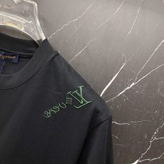 LV🔥春夏爆款|路易威登彩色刺绣T恤谁懂啊!这件真的是春夏氛围感天花板!✅ 满布彩色LV刺绣标,多色设计 LV🔥春夏爆款|路易威登彩色刺绣T恤谁懂啊!这件真的是春夏氛围感天花板!✅ 满布彩色LV刺绣标,多色设计