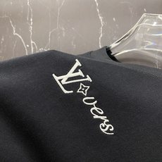 LV🔥春夏爆款|路易威登彩色刺绣T恤谁懂啊!这件真的是春夏氛围感天花板!✅ 满布彩色LV刺绣标,多色设计 LV🔥春夏爆款|路易威登彩色刺绣T恤谁懂啊!这件真的是春夏氛围感天花板!✅ 满布彩色LV刺绣标,多色设计