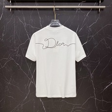 Dior 迪奥🔥春夏爆款|迪奥前后签名刺绣T恤谁懂啊!这件真的是春夏极简风天花板!✅ 正面+背面双签名刺 Dior 迪奥🔥春夏爆款|迪奥前后签名刺绣T恤谁懂啊!这件真的是春夏极简风天花板!✅ 正面+背面双签名刺