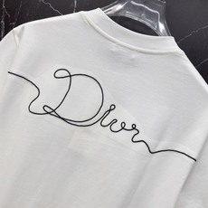 Dior 迪奥🔥春夏爆款|迪奥前后签名刺绣T恤谁懂啊!这件真的是春夏极简风天花板!✅ 正面+背面双签名刺 Dior 迪奥🔥春夏爆款|迪奥前后签名刺绣T恤谁懂啊!这件真的是春夏极简风天花板!✅ 正面+背面双签名刺
