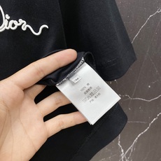 Dior 迪奥🔥春夏爆款|迪奥前后签名刺绣T恤谁懂啊!这件真的是春夏极简风天花板!✅ 正面+背面双签名刺 Dior 迪奥🔥春夏爆款|迪奥前后签名刺绣T恤谁懂啊!这件真的是春夏极简风天花板!✅ 正面+背面双签名刺