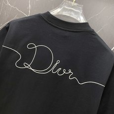 Dior 迪奥🔥春夏爆款|迪奥前后签名刺绣T恤谁懂啊!这件真的是春夏极简风天花板!✅ 正面+背面双签名刺 Dior 迪奥🔥春夏爆款|迪奥前后签名刺绣T恤谁懂啊!这件真的是春夏极简风天花板!✅ 正面+背面双签名刺