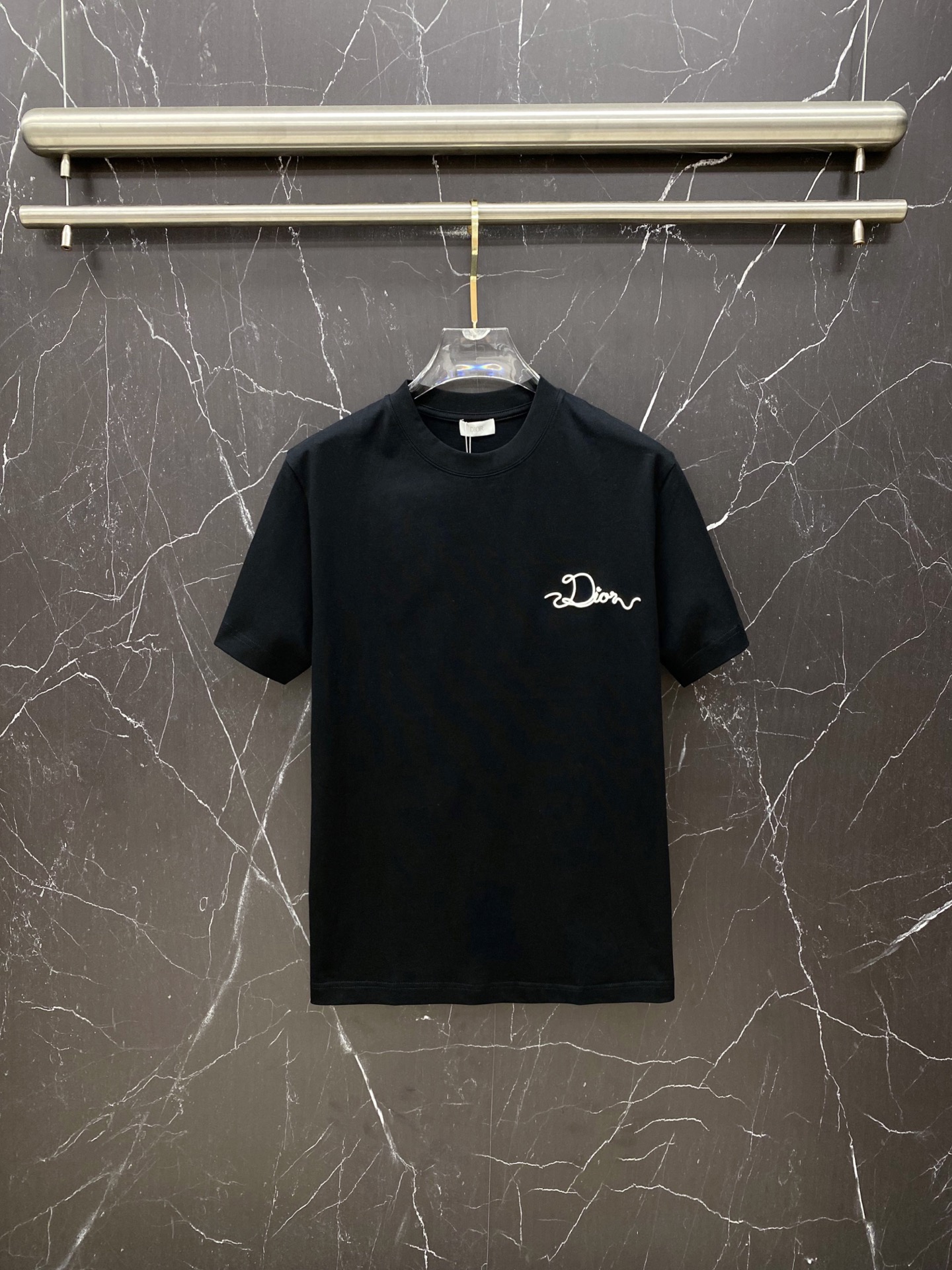Dior 迪奥🔥春夏爆款｜迪奥前后签名刺绣T恤谁懂啊！这件真的是春夏极简风天花板！✅ 正面+背面双签名刺