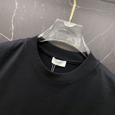 Dior 迪奥🔥春夏爆款|迪奥前后签名刺绣T恤谁懂啊!这件真的是春夏极简风天花板!✅ 正面+背面双签名刺 Dior 迪奥🔥春夏爆款|迪奥前后签名刺绣T恤谁懂啊!这件真的是春夏极简风天花板!✅ 正面+背面双签名刺