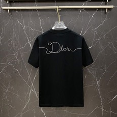 Dior 迪奥🔥春夏爆款|迪奥前后签名刺绣T恤谁懂啊!这件真的是春夏极简风天花板!✅ 正面+背面双签名刺 Dior 迪奥🔥春夏爆款|迪奥前后签名刺绣T恤谁懂啊!这件真的是春夏极简风天花板!✅ 正面+背面双签名刺