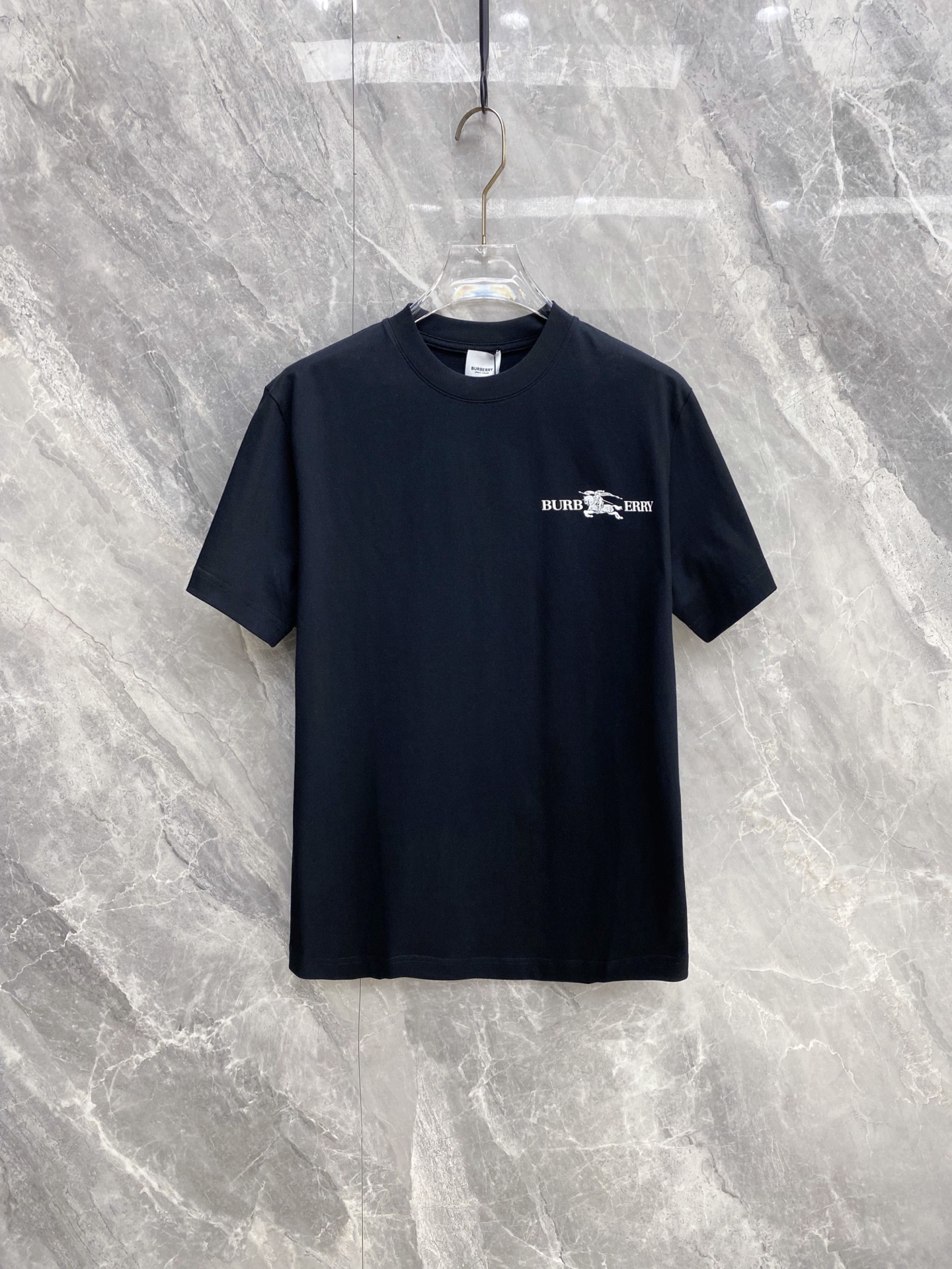 NO:911791,Burberry's 1946 spring and summer hot item | Burberry Knight Logo T-shirt Who knows!  This is a real wardrobe necessity!  The brand's iconic equestrian knight print is low-key and recognizable, not ostentatious but everyone understands it. We select heavy-weight high-count cotton, which is soft but not collapsed. It is breathable in summer and does not make you sweaty, and it will not deform after being washed many times. It has a slightly loose version, which can be worn by boys and girls. It is refreshing when worn alone or when layered with a suit. It also has texture. Black and white with closed eyes, can be worn for daily/commuting/dating. Size S-XXL, burberry, burberry, tees, t-shirt, business suit,19860909巴宝莉1946春夏爆款｜Burberry骑士徽标T恤 谁懂啊！这件真的是衣柜刚需！ 品牌标志性马术骑士印花,低调又有辨识度,不张扬但懂的都懂 甄选重磅高支棉,软而不塌,夏天穿透气不闷汗,洗多次也不变形 微宽松版型,男生女生都能穿,单穿清爽、叠穿西装也有质感 黑白双色闭眼冲,日常/通勤/约会都能搭 码数S-XXL,,burberry,burberry,tees，t-shirt,business suit,,Men's clothing