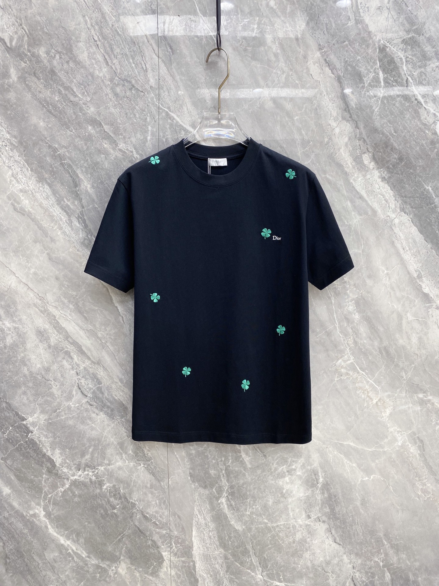 NO:911794,Dior Dior 1946 spring and summer hot style | Dior lucky four-leaf clover T-shirt Who knows!  This ceiling is really a spring and summer vibe!  Fully embroidered four-leaf clover design, low-key and unobtrusive, with a sense of refinement hidden in the details, and a good luck buff. Selected heavyweight high-count cotton, soft but not collapsed, breathable in summer without sweating, and will not deform after multiple washes. Slightly loose fit, both boys and girls can handle it. It is refreshing when worn alone or layered with a suit. It is also very textured. Black and white with closed eyes, can be worn for daily/commuting/dating, with a fresh and high-end feel.  Size S-XXL,,dior,dior,tees,t-shirt,business suit,19860909Dior 迪奥1946春夏爆款｜Dior幸运四叶草T恤 谁懂啊！这件真的是春夏氛围感天花板！ 满布刺绣四叶草设计,低调不张扬,细节里藏着精致感,自带好运buff 甄选重磅高支棉,软而不塌,夏天穿透气不闷汗,洗多次也不变形 微宽松版型,男生女生都能驾驭,单穿清爽、叠穿西装也很有质感 黑白双色闭眼冲,日常/通勤/约会都能搭,自带清新高级感 码数S-XXL,,dior,dior,tees，t-shirt,business suit,,Men's clothing